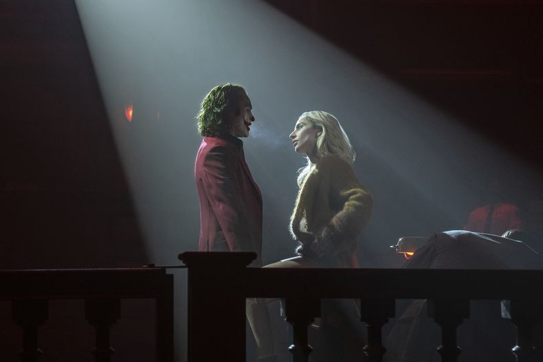En esta imagen proporcionada por Warner Bros. Pictures, Joaquin Phoenix, izquierda, y Lady Gaga en una escena de Joker: Folie à Deux. (Niko Tavernise/Warner Bros. Pictures vía AP)