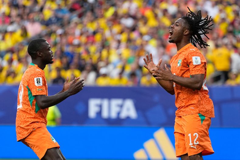 Elye Wahi (derecha) de Costa de Marfil durante el partido contra Ecuador durante el partido del Grupo E del Mundial, el domingo 14 de junio de 2026, en Filadelfia. (AP Foto/Matt Slocum)