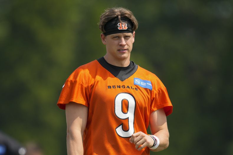 Joe Burrow, quarterback de los Bengals de Cincinnati, participa en una práctica el martes 6 de junio de 2023 (AP Foto/Jeff Dean)