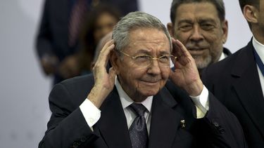 un emocionado castro elogia a obama en cumbre de panama