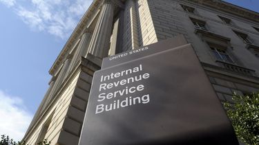 ARCHIVO - Sede del Servicio Interno de Impuestos de Estados Unidos, Washington, 22 de marzo de 2023. El Servicio Interno de Impuestos de Estados Unidos (IRS, por sus siglas en inglés) está presumiendo su capacidad de auditar a los grandes evasores de impuestos al defender su presupuesto y tratar de evitar los recortes propuestos por los republicanos. Los jefes del IRS dijeron que recaudaron 38 millones de dólares en impuestos atrasados de 175 grandes contribuyentes en los últimos meses. (AP Foto/Susan Walsh, File)