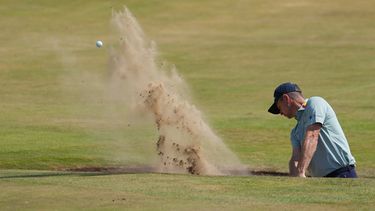El británico Justin Rose en el bunker del hoyo 11 durante una ronda de práctica antes del Abierto Británico en Royal Birkdale el miércoles 15 de julio del 2026. (AP Foto/Jon Super)