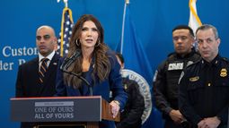 La secretaria de Seguridad Nacional de EEUU, Kristi Noem, habla durante una conferencia de prensa el jueves 8 de enero de 2026 en Nueva York. (AP Foto/Yuki Iwamura) La secretaria de Seguridad Nacional de EEUU, Kristi Noem, habla durante una conferencia de prensa el jueves 8 de enero de 2026 en Nueva York. (AP Foto/Yuki Iwamura)