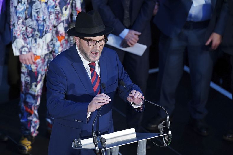 George Galloway da un discurso después de ganar en las elecciones de Rochdale, Inglaterra, el jueves 29 de febrero de 2024. (Peter Byrne/PA vía AP)