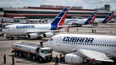 cuba advierte a aerolineas que en 24 horas puede quedarse sin combustible para aviones