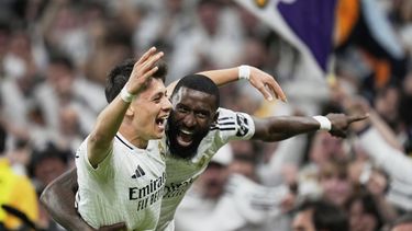 Arda Guler (izquierda) y Antionio Rudiger, del Real Mdrid, festejan durante el tiempo extra de la vuelta de la semifinal de la Copa del Rey ante la Real Sociedad, el martes 1 de abril de 2025 (AP Foto/Bernat Armangue)