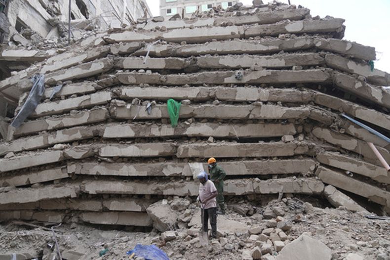 Fuerzas de seguridad y de defensa civil trabajan tras el derrumbe de un edificio de varios pisos en Nairobi, Kenia, el viernes 23 de octubre de 2026. (AP Foto/Brian Inganga)