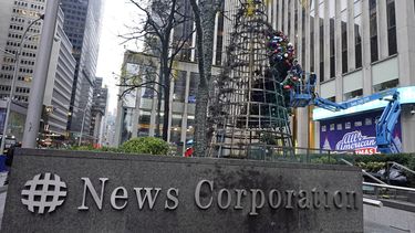 hombre incendia el arbol navideno de fox news en nueva york