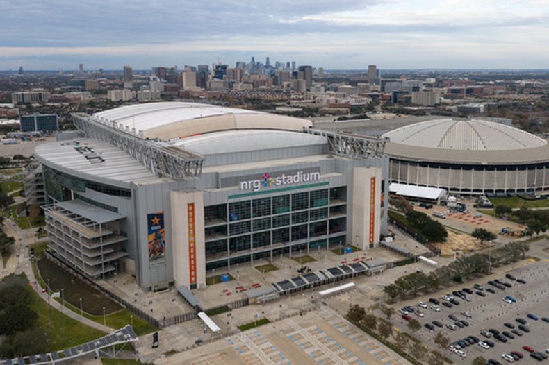 ARCHIVO- Vista del NRG Stadium, uno de los estadios que albergarán partidos de la Copa Mundial, en Houston, el lunes 2 de febrero de 2026. El Astrodome aparece a la derecha. (AP Foto/Jon Shapley)