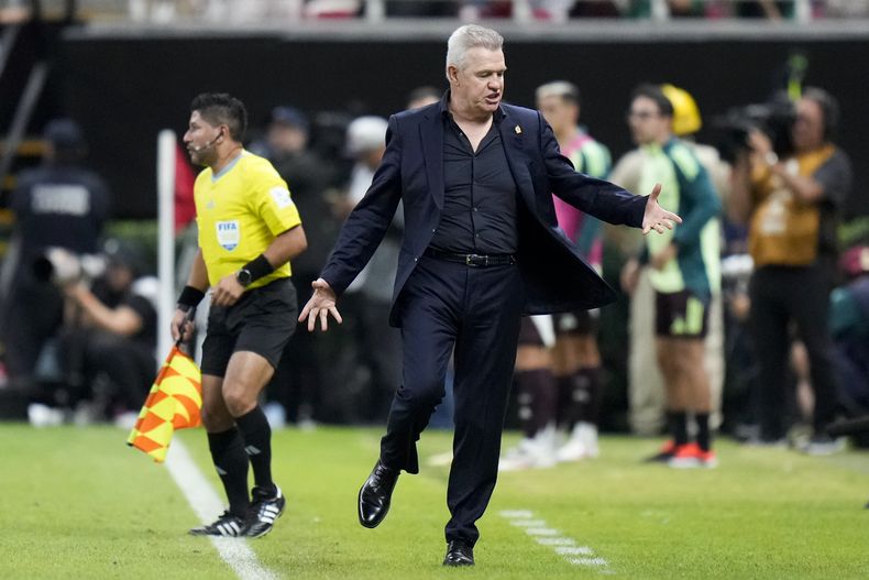 El seleccionador mexicano Javier Aguirre reacciona durante un partido amistoso ante Estados Unidos en Guadalajara, el martes 15 de octubre de 2024 (AP Foto/Eduardo Verdugo)