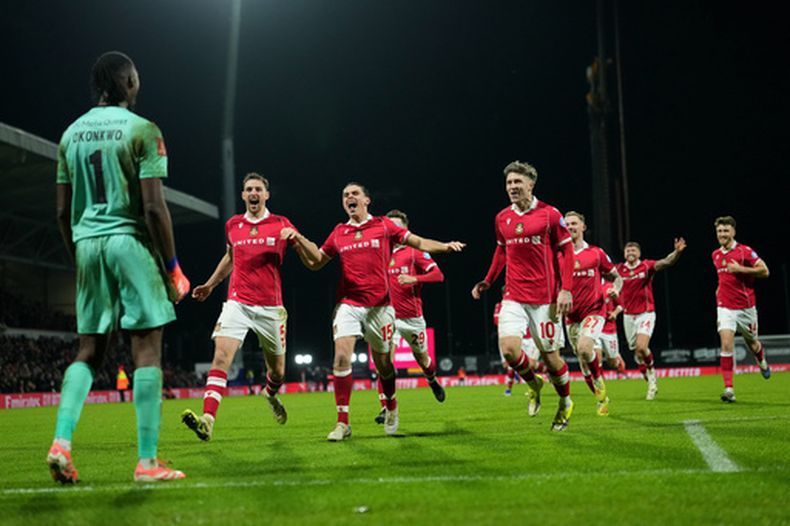 Arthur Okonkwo, arquero del Wrexham, festeja con sus compañeros tras la tanda de penales en la que eliminaron al Nottingham Forest en la Copa de la FA, el viernes 9 de enero de 2026 (AP Foto/Jon Super)