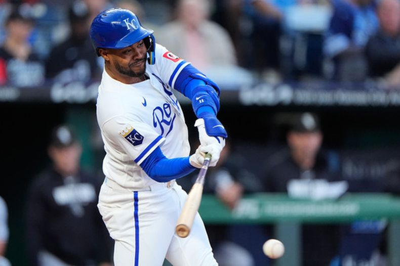 El venezolano de los Reales de Kansas City Maikel Garcia batea un sencillo de dos carreras en la primera entrada ante los Medias Blancas de Chicago el miércoles 23 de septiembre del 2026. (AP Foto/Charlie Riedel)