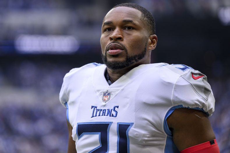 ARCHIVO - Kevin Byard (31), safety de los Titans de Tennessee, observa desde la banda durante un partido en contra de los Colts de Indianápolis, el 8 de octubre de 2023, en Indianápolis. Los Titans intercambiaron al safety dos veces All-Pro a los Eagles de Filadelfia, el lunes 23 de octubre de 2023 por un par de selecciones de draft y el safety Terrell Edmunds. (AP Foto/Zach Bolinger, Archivo)