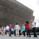 ARCHIVO - Personas esperan en fila para ingresar al Museo Nacional Smithsonian de Historia y Cultura Afroestadounidense en el National Mall en Washington, el 1 de marzo de 2017. (Foto AP/Pablo Martinez Monsivais, archivo)