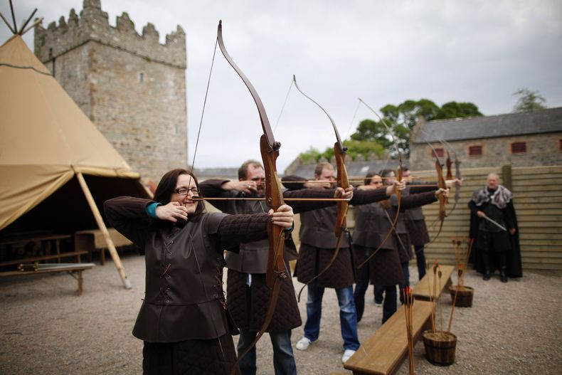 Unos turistas participan en una r&eacute;plica del campo de tiro de Invernalia de la popular serie "Game of Thrones", en el mismo lugar donde se rodaron las escenas en Castleward, Strangford, Irlanda del Norte, 13 de junio de 2014. (Foto AP/Pete