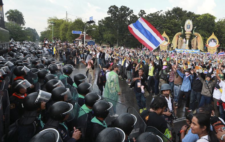 Polic&iacute;as antimotines confrontan a manifestantes durante una protesta contra el gobierno en Bangkok, Tailandia, el lunes, 25 de noviembre del 2013. (Foto AP/Wason Wanichakorn)
