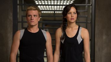 americateve | Una imagen divulgada por los estudios Lionsgate muestra a Josh Hutcherson en el papel de Peeta Mellark y a Jennifer Lawrence como Katniss Everdeen en una escena del filme "The Hunger Games: Catching Fire". La pel&iacute;cula se estren&oacute; el