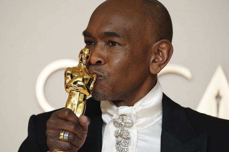 Paul Tazewell, ganador del Oscar al mejor diseño de vestuario por Wicked, posa en la sala de prensa de los Oscar el domingo 2 de marzo de 2025 en el Teatro Dolby de Los Ángeles. (Foto, Jordan Strauss/Invision/AP)
