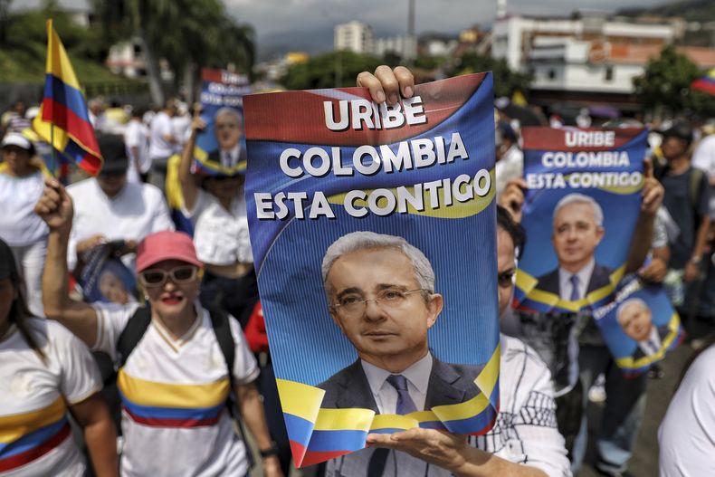 ARCHIVO - Partidarios del expresidente colombiano Álvaro Uribe Vélez marchan para mostrarle su apoyo luego de que fuera sentenciado a 12 años de arresto domiciliario por manipulación de testigos y soborno, en Cali, Colombia, el jueves 7 de agosto de 2025. (AP Foto/Santiago Saldarriaga, Archivo)