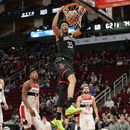 Wood encesta ocho triples y Rockets dominan 115-97 a Wizards