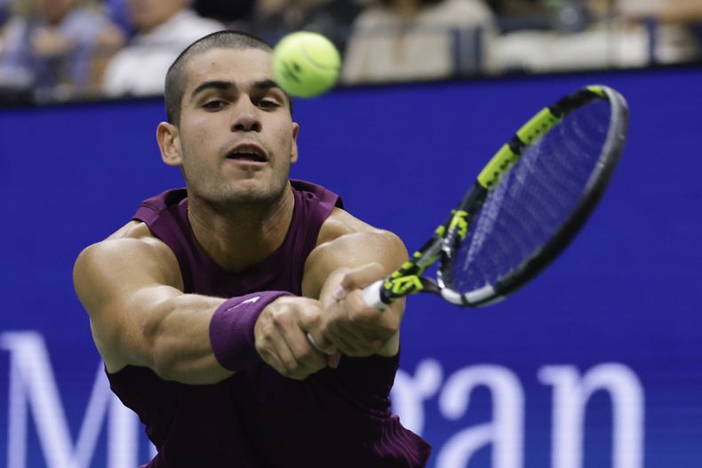 El español Carlos Alcaraz hace una devolución al italiano Mattia Bellucci en la segunda ronda del Abierto de Estados Unidos, el miércoles 27 de agosto de 2025 (AP Foto/Adam Hunger)