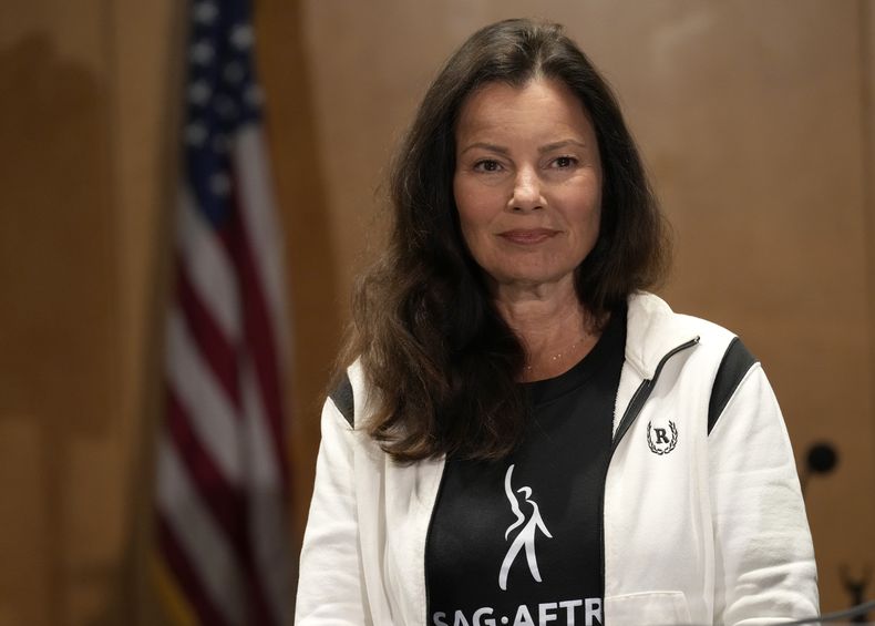 La presidenta de SAG-AFTRA, Fran Drescher, habla durante una conferencia de prensa anunciando una huelga del Sindicato de Actores de la Pantalla-Federación Estadounidense de Artistas de Televisión y Radio (SAG-AFTRA por sus siglas en inglés) el jueves 13 de julio de 2023, en Los Angeles. Esta es la primera vez desde 1960 que actores y guionistas estarán en paro al mismo tiempo. (Foto AP/Chris Pizzello)