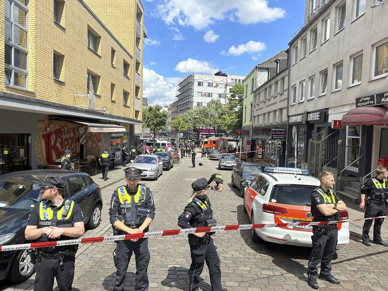 Agentes de la policía acordonan una zona cerca de Reeperbahn, Hamburgo, Alemania, el 16 de junio de 2024 tras un incidente. (Steven Hutchings/dpa via AP)