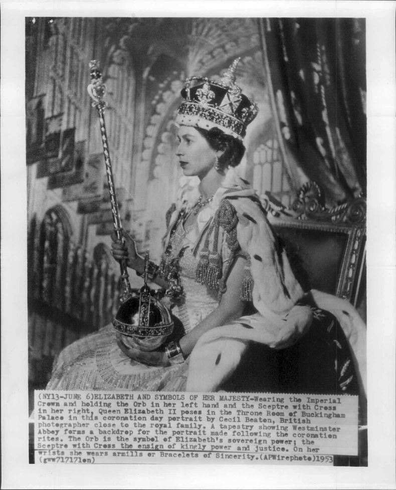 Una fotografía de la monarca recién coronada, la reina Isabel II, transmitida por un ciruito especial de radiofoto de Londres directo la red de Wirephoto de AP el 2 de junio de 1953. AP reunirá un pequeño ejército para cubrir la coronación del rey Carlos III este fin de semana. Para la coronación de su madre hace 70 años, el servicio de noticias también contó con la ayuda de una fuerza aérea. En 1953, tomaba ocho minutos transmitir una sola fotografía en blanco y negro, siempre que las condiciones climáticas y las líneas telefónicas cooperaran. Entre los métodos que AP empleó para transmitir las fotos de Londres a sus clientes de periódicos estadounidenses había un acuerdo para ponerlas en aviones de combate de la Fuerza Aerea Real. (Foto AP/Corporate Archives)