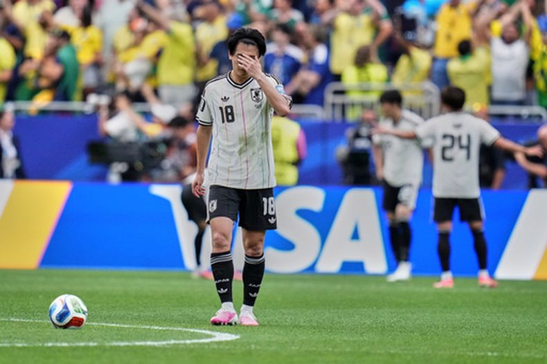 El japonés Ayase Ueda (18) se lamenta después del segundo gol de Brasil durante su partido de dieciseisavos de final del Mundial, el lunes 29 de junio de 2026, en Houston. (AP Foto/Karen Warren)