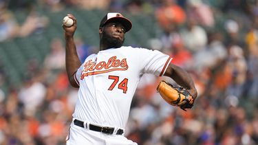 El relevista Félix Bautista de los Orioles de Baltimore lanza ante los Mets de Nueva York, el domingo 6 de agosto de 2023, en Baltimore. (AP Foto/Julio Cortez)