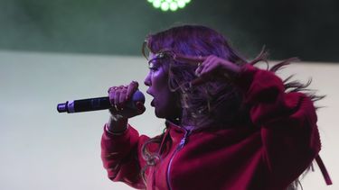 Bu Cuarón, de Inglaterra, durante su concierto en el Festival Tecate Emblema en la Ciudad de México el viernes 17 de mayo de 2024. (Foto AP/Fernando Llano)