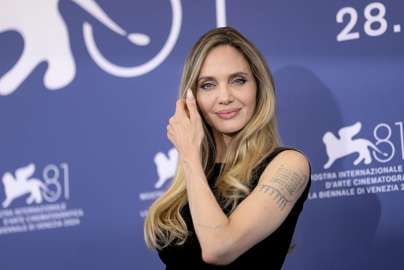 Angelina Jolie posa para los fotógrafos en la sesión fotográfica de la película María durante la 81ª edición del Festival de Cine de Venecia en Venecia, Italia, el jueves 29 de agosto de 2024. (Photo Vianney Le Caer/Invision/AP)