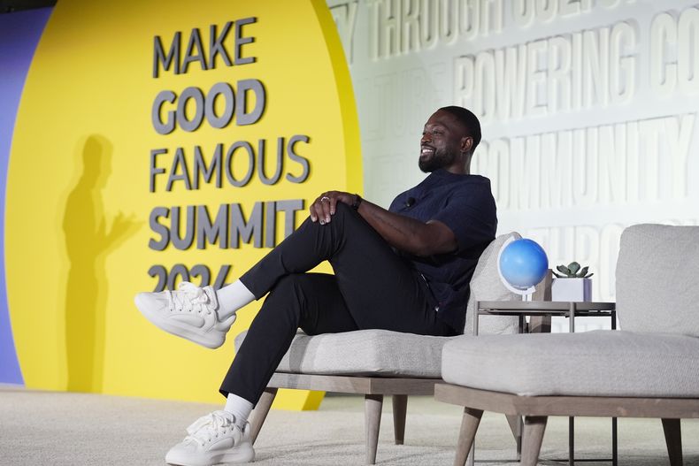 Dwyane Wade, miembro del Salón de la Fama de la NBA, espera para hablar tras obtener el premio Catalyst de Elevante Prize, el jueves 23 de mayo de 2024, en Miami Beach, Florida (AP Foto/Wilfredo Lee)