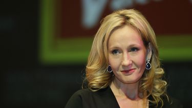 americateve | La autora brit&aacute;nica J.K. Rowling posa para un retrato durante una sesi&oacute;n de fotos para presentar su nueva novela &ldquo;The Casual Vacancy&rdquo; en el Southbank Centre de Londres en una fotograf&iacute;a del jueves 27 de septiembre de 2012.