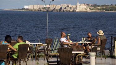 Turistas en el Hotel Nacional de La Habana, frente al Castillo del Morro.