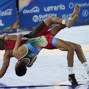 El mexicano Edsson Olmos combate con el nicaragüense Alberto Mendieta en la categoría de 67 kilogramos de la lucha grecorromana en los Juegos Centroamericanos y del Caribe, el jueves 29 de juniio de 2023, en San Salvador (AP Foto/Arnulfo Franco)