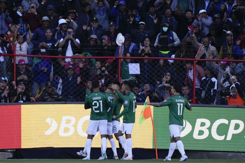 Miguel Terceros (segundo desde la izquierda) celebra tras anotar un gol para Bolivia ante Colombia en las eliminatorias del Mundial, el jueves 10 de octubre de 2024, en El Alto. (AP Foto/Juan Karita)