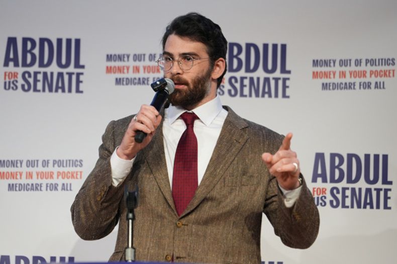 El comentarista de internet Hasan Piker habla en un mitin de campaña para Abdul El-Sayed, un candidato progresista en las primarias demócratas para el Senado, en Michigan, el 7 de abril de 2026, en la Universidad de Michigan. (Foto AP/Julia Demaree Nikhinson, archivo)