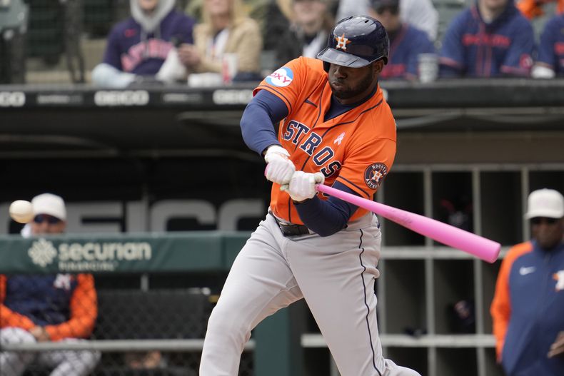 Yordan Álvarez, de los Astros de Houston, pega un hit ante los Medias Blancas, en Chicago, el domingo 14 de mayo de 2023. (AP Foto/Nam Y. Huh)