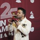 ARCHIVO - Luis Fonsi posa tras ganar el premio a mejor álbum vocal pop en la 25a entrega del Latin Grammy el jueves 14 de noviembre de 2024, en Miami. Los Latin Grammy cambiaron el nombre de la categoría de álbum vocal pop a mejor álbum de pop contemporáneo. (Foto AP/Rebecca Blackwell)