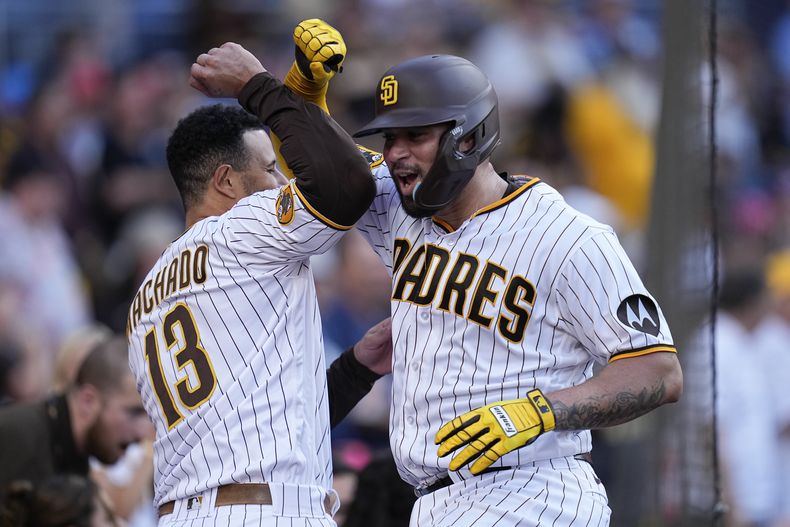 El dominicano Gary Sánchez, de los Padres de San Diego, festeja con su compañero y compatriota Manny Machado luego de batear un jonrón en el duelo del sábado 2 de septiembre de 2023, ante los Gigantes de San Francisco (AP Foto/Gregory Bull)