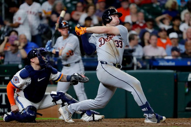 Colt Keith (33), de los Tigres de Detroit, observa el viaje de la pelota de su segundo jonrón de dos carreras del partido ante los Astros de Houston, durante la séptima entrada del juego de béisbol de Grandes Ligas, el lunes 15 de junio de 2026, en Houston. (AP Foto/Michael Wyke)