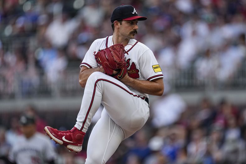 El abridor de los Bravos de Atlanta Spencer Strider en la primera entrada del partido ante los Mellizos de Minnesota, el lunes 26 de junio de 2023, en Atlanta. (AP Foto/John Bazemore)