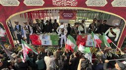 Un grupo de personas despiden los féretros, envueltos en banderas iraníes, de los científicos nucleares fallecidos en ataques israelíes, durante su funeral en Teherán. Irán, el 28 de junio de 2025. (AP Foto/Vahid Salemi)