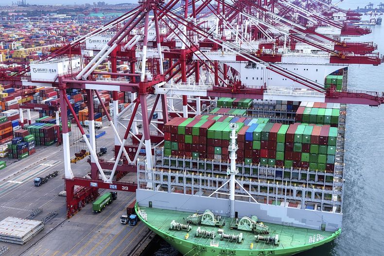 Contenedores comerciales en el puerto de Qingdao en la provincia de Shandong, China, el 11 de agosto del 2025. (Chinatopix Via AP)