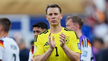 El portero alemán Manuel Neuer le aplaude a los aficionados tras la derrota en los dieciseisavos de final de la Copa Mundial en penales ante Paraguay el lunes 29 de junio del 2026. (AP Foto/Martin Meissner)