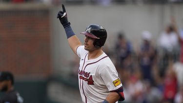 Austin Riley de los Bravos de Atlanta hace un gesto al recorrer las bases tras batear un jonrón en la primera entrada ante los Marlins de Miami el jueves 1 de agosto del 2024. (AP Foto/John Bazemore)