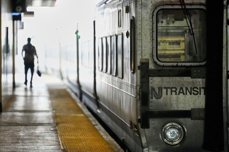 ARCHIVO - Foto del miércoles 14 de marzo del 2025, u tren de NJ Transit sale de la estación en Secaucus Junction. (AP Foto/Seth Wenig, Archivo)