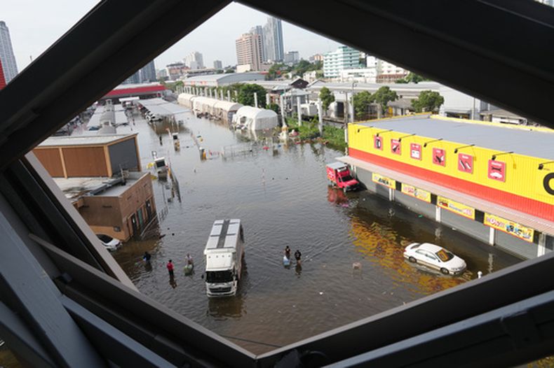 Calles inundadas tras fuertes lluvias en Bangkok, Tailandia, el martes 29 de septiembre de 2026. (AP Foto/Sakchai Lalit)