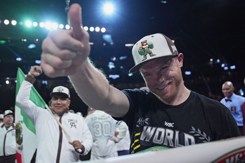 ARCHIVO - El mexicano Saúl Canelo Álvarez celebra tras derrotar a Edgar Berlanga en una pelea por el título de los supermedianos, el 14 de septiembre de 2024 en Las Vegas (AP Foto/John Locher, archivo)